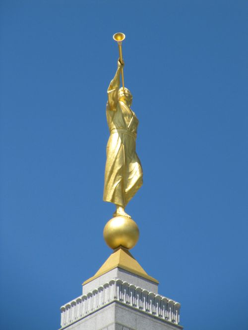 The angel Moroni on the spire of the Redlands California Temple.