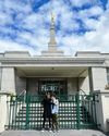 Menino e menina em frente ao templo