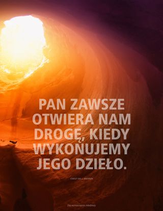 światło świeci w jaskini