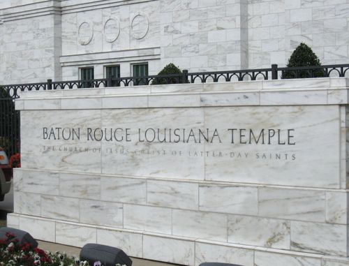 The granite sign at the Baton Rouge Louisiana Temple that says, “Baton Rouge Louisiana Temple: The Church of Jesus Christ of Latter-day Saints.”
