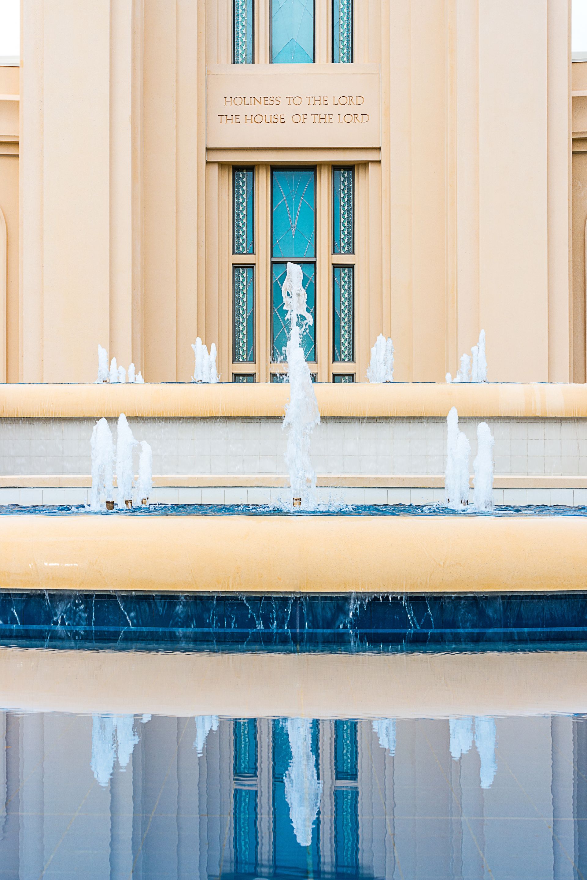 The fountain on the grounds of the Fort Lauderdale Florida Temple.