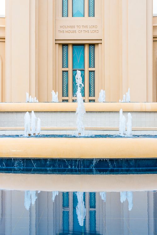 A fountain near the Fort Lauderdale Florida Temple entrance, with the words “Holiness to the Lord: The House of the Lord” seen over the water.