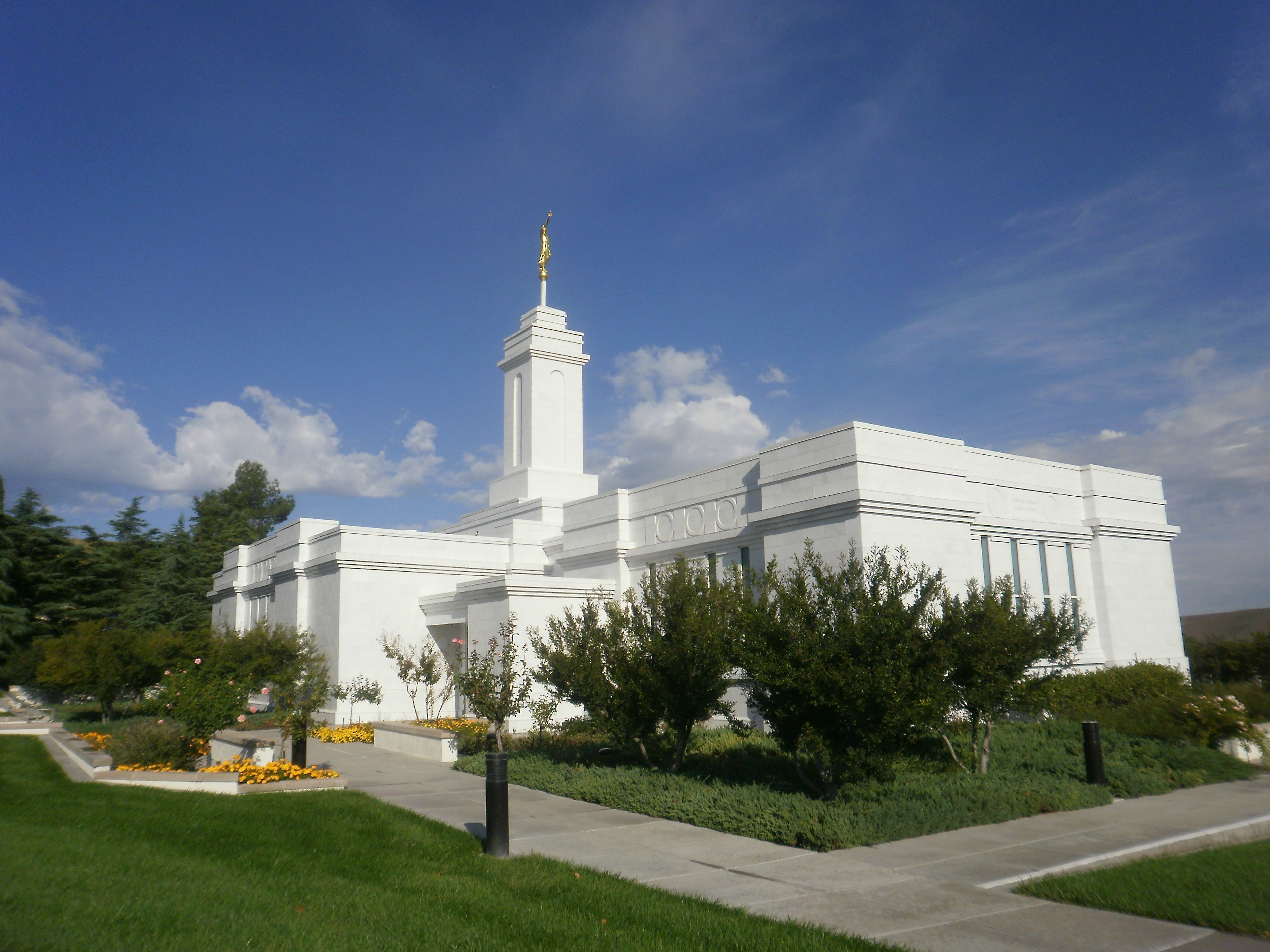 A side view of the Colonia Juárez Chihuahua Mexico Temple.