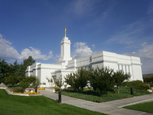 A side view of the Colonia Juárez Chihuahua Temple during the daytime.