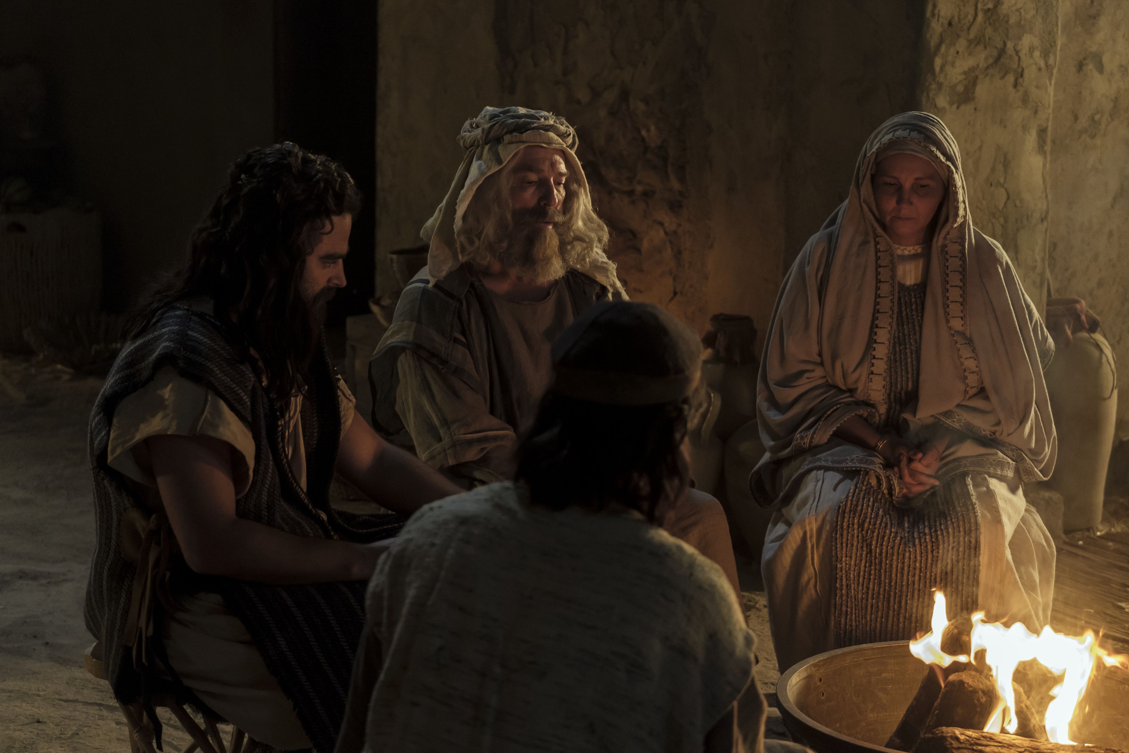 Легий обращается к своей семье в их доме в Иерусалиме.