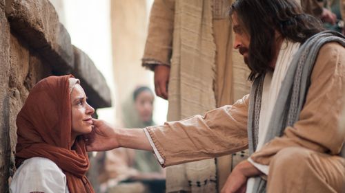 Jesucristo sanando a una mujer