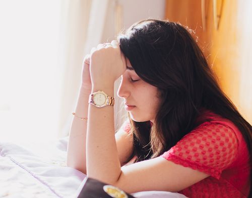 une jeune fille en prière