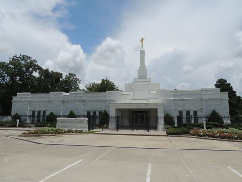 A view of the front of the Baton Rouge Louisiana Temple from the parking lot.