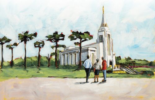 一家人站在圣殿前