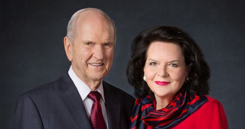 Russell M. Nelson elnök és Wendy W. Nelson nővér