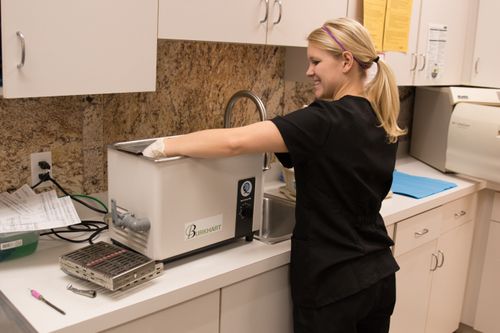 laborantine devant un évier