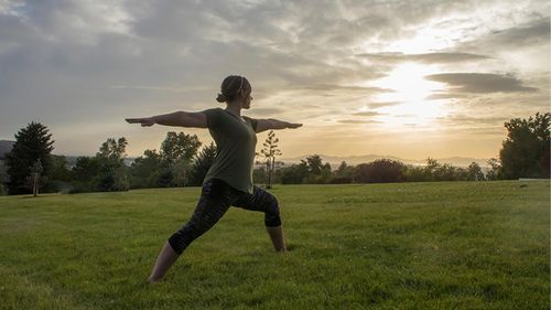 en kvinde, der dyrker yoga