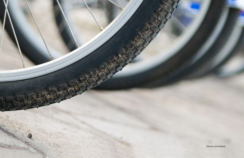 腳踏車輪胎和石頭