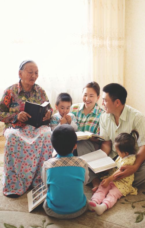 ģimene studē Svētos Rakstus