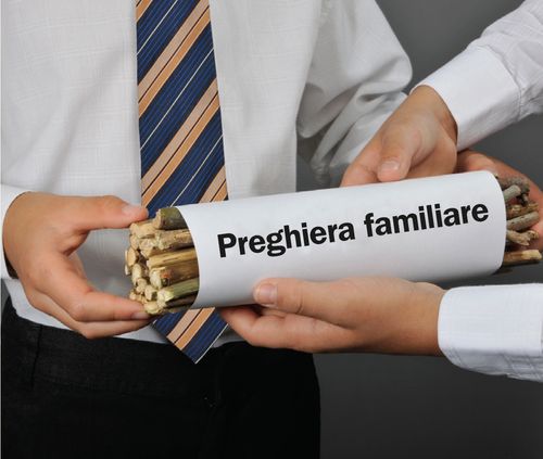 bambino che tiene in mano un fascio di bastoncini