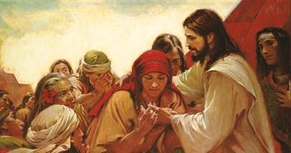 Jesus Cristo mostra as feridas em Suas mãos a uma mulher nefita