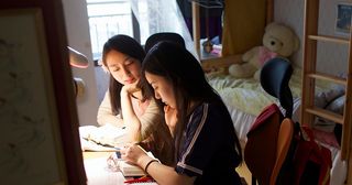 unge kvinder studerer skriften sammen
