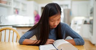 una joven estudiando las Escrituras