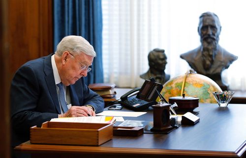 O Presidente Ballard a escrever na sua escrivaninha