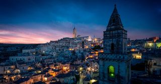 città illuminata di notte