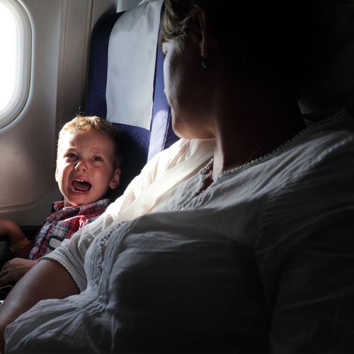 երեխան լաց է լինում ինքնաթիռում