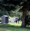 famille dans un cimetière