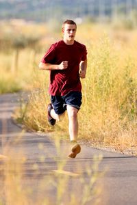 jauns vīrietis skrien