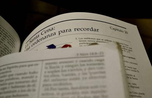 Ein Buch Mormon und ein Leitfaden in spanischer Sprache