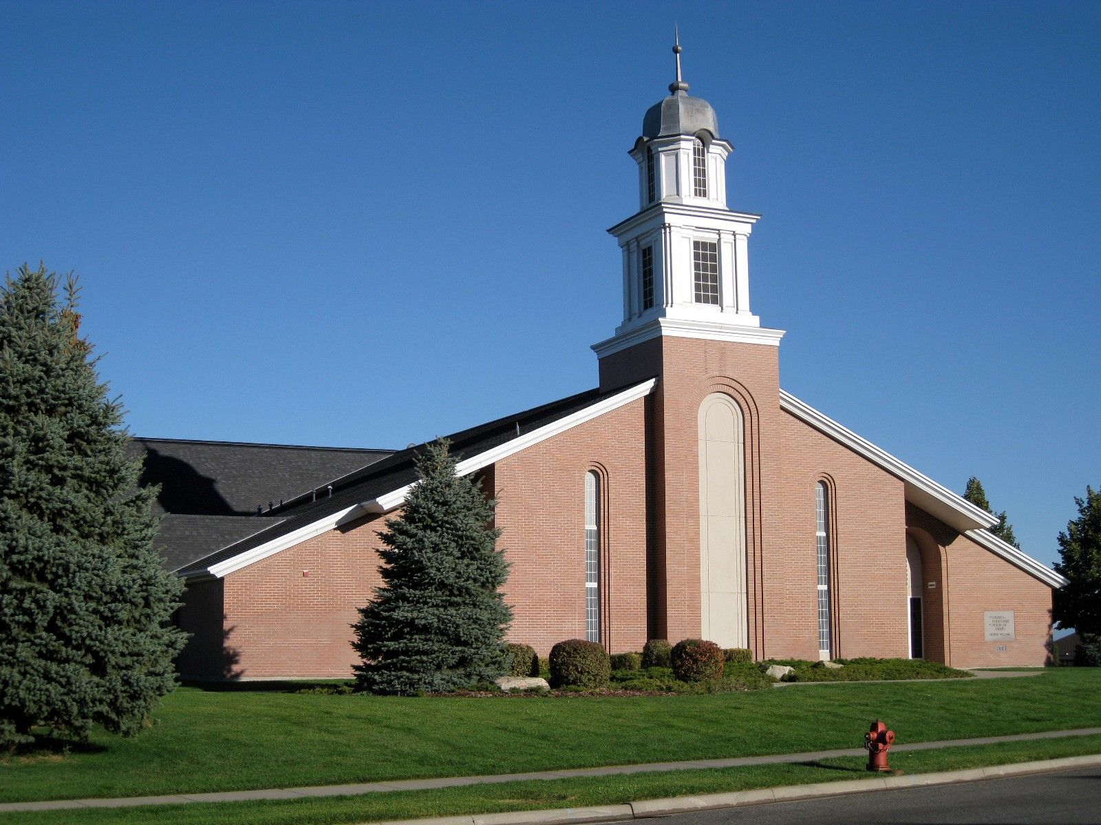 The front view of a chapel in North Salt Lake, Utah.