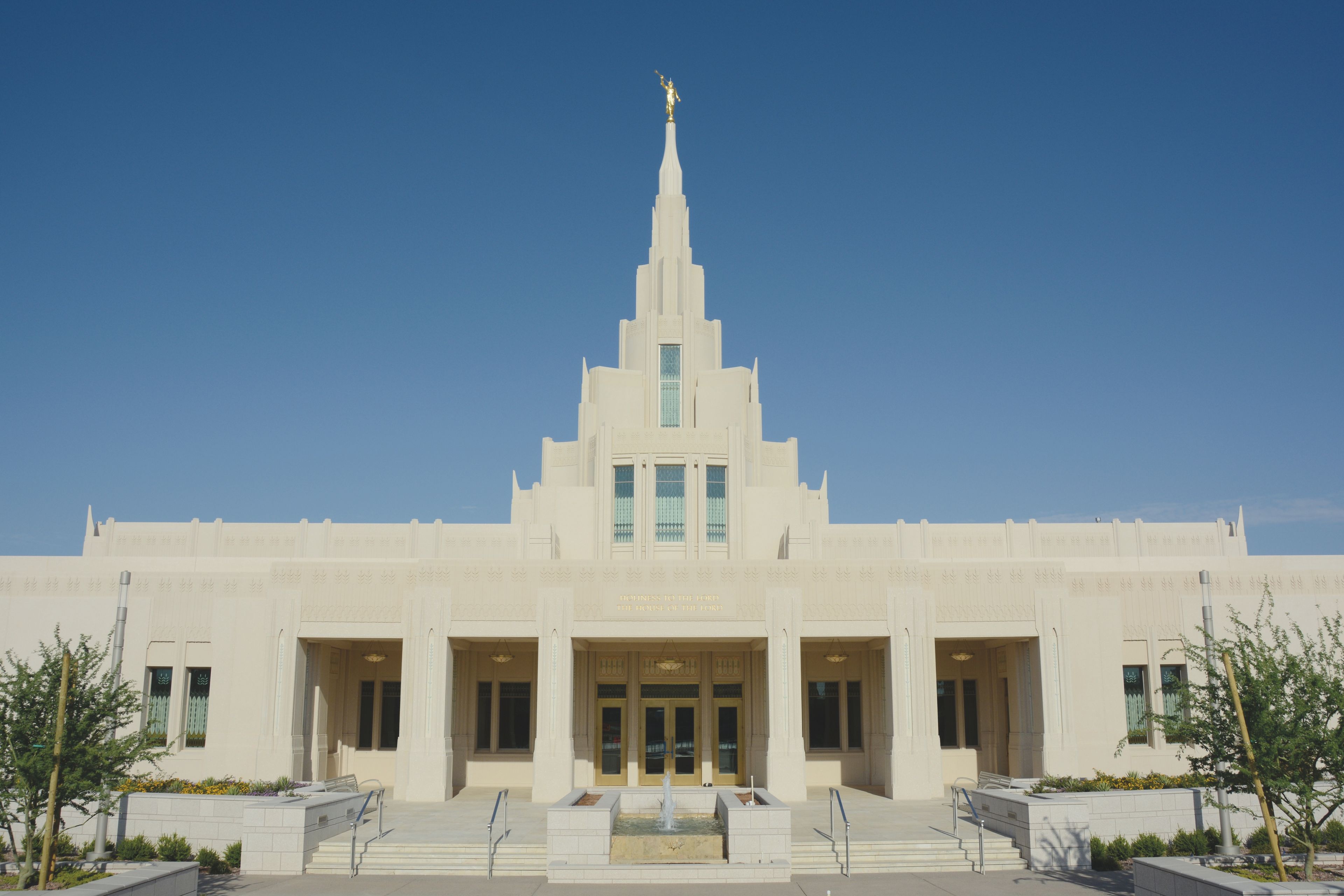 A view of the entrance of the Phoenix Arizona Temple during the day.