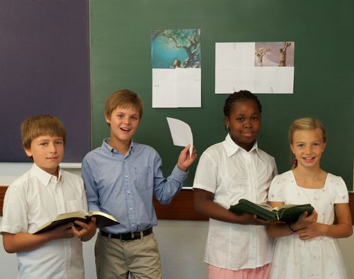 Crianças lendo as escrituras 