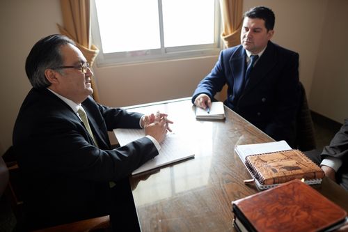 hombres sentados en una reunión