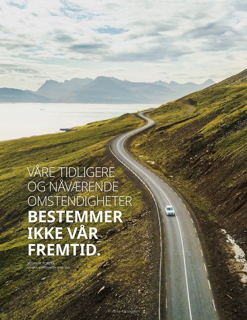 plakat av vei ved vann