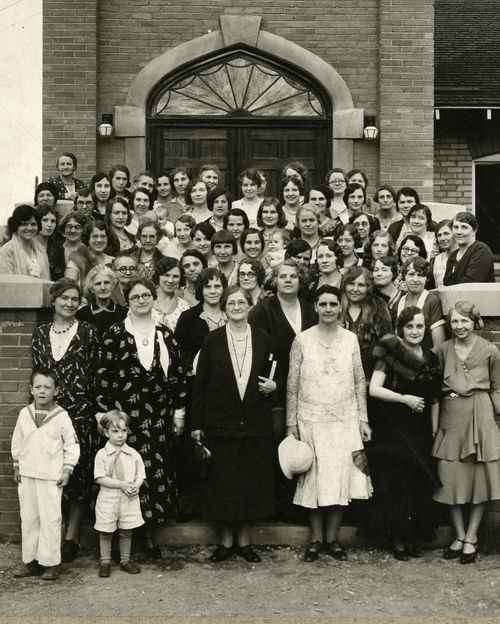 Amy Brown Lyman con un grupo de mujeres y niños