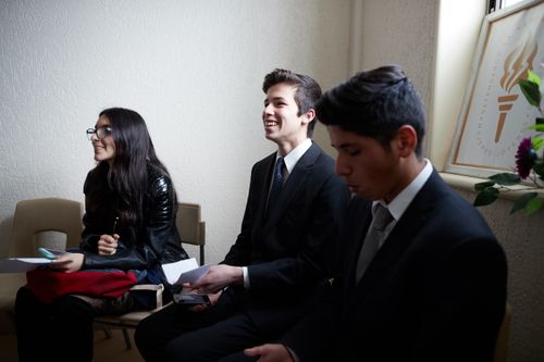 jóvenes en una clase