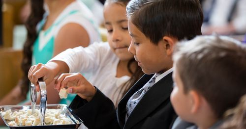 niños participando de la Santa Cena