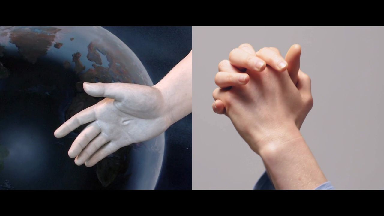 Imagen dividida de las manos de Jesucristo y las manos en oración