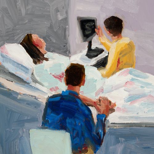 Eine Frau im Krankenhausbett, mit dem Ehemann und einem Medizintechniker an der Seite