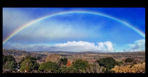 arc-en-ciel au-dessus de la campagne