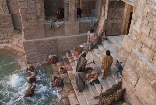 John 5:2–12, People gather around the pool of Bethesda