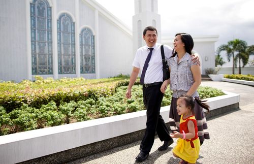 en ung familie besøger templet i Manila