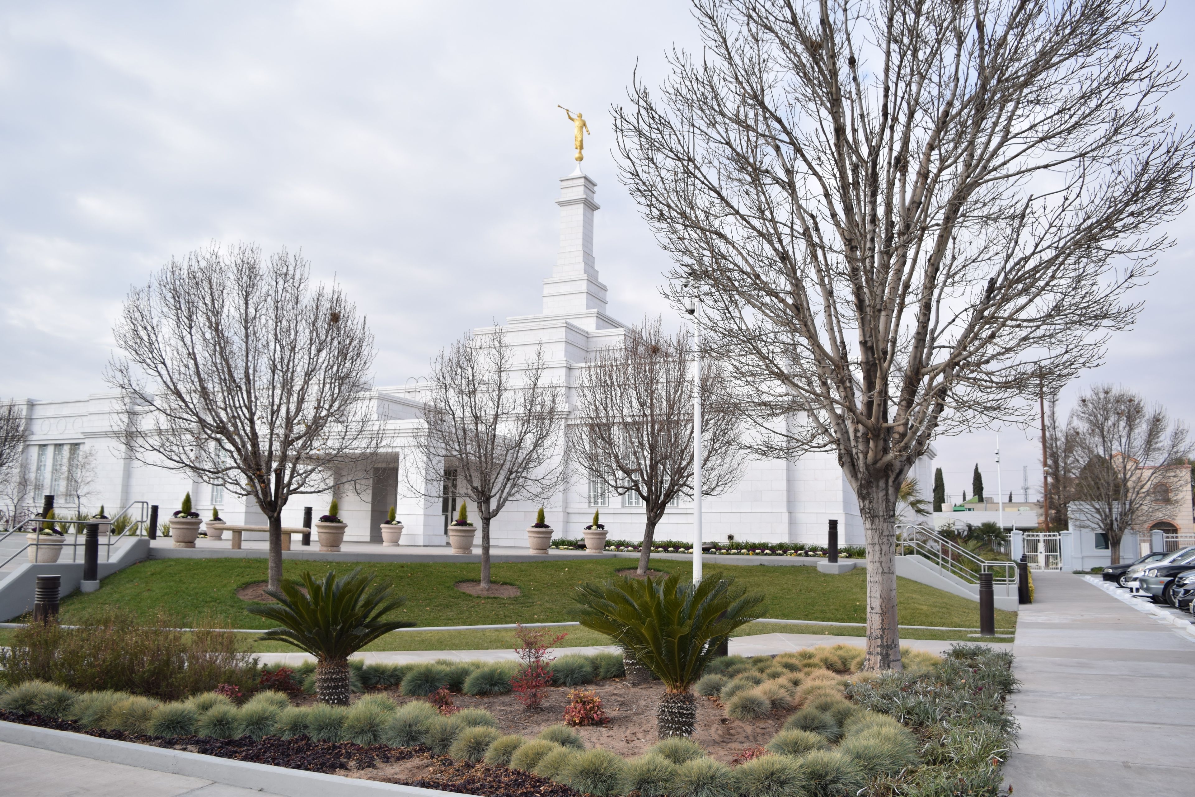 An exterior view of the Ciudad Juárez Mexico Temple with scenery.