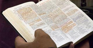 sæt af skriftsteder med markeringer i teksten