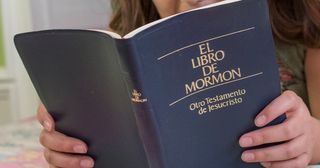 persoon leest in het Boek van Mormon