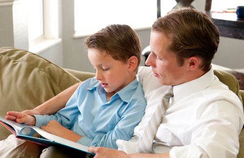 Ein Vater liest gemeinsam mit seinem Sohn ein Buch