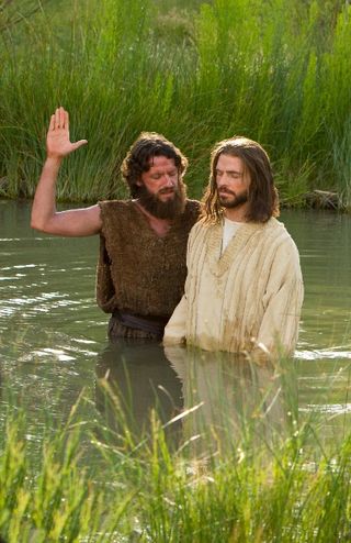 강에 들어간 요한과 예수님