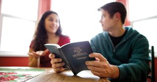 egy fiatal a Mormon könyvét olvassa