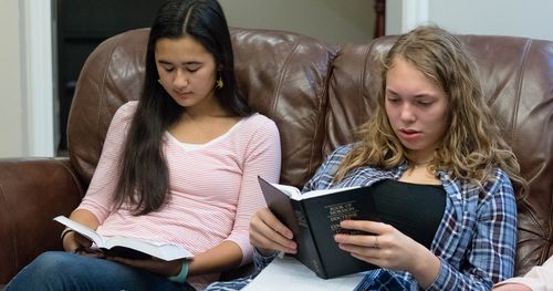 Una joven leyendo las Escrituras