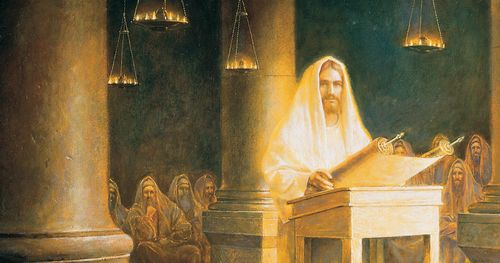 Jesucristo de pie en la sinagoga mientras lee las Escrituras
