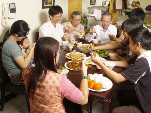 famille à table pour le repas